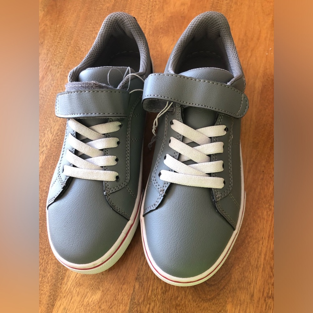Boys Children’s Place gray shoes size 4